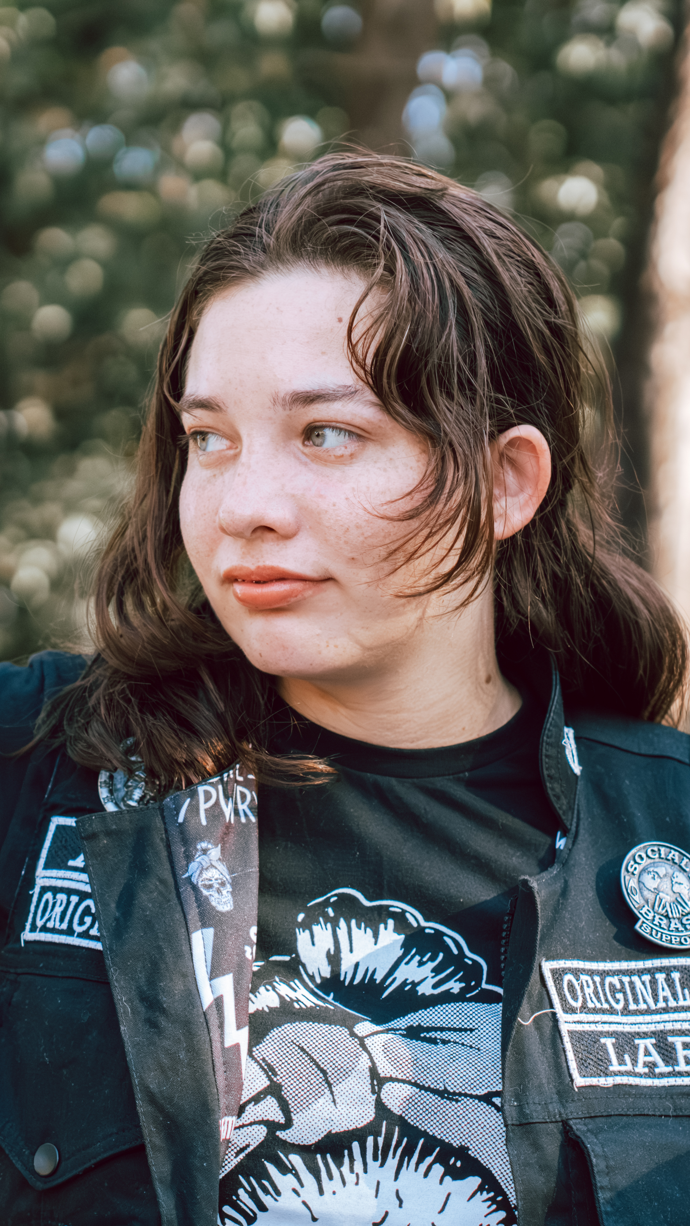 Mulher bonita olhando para lado