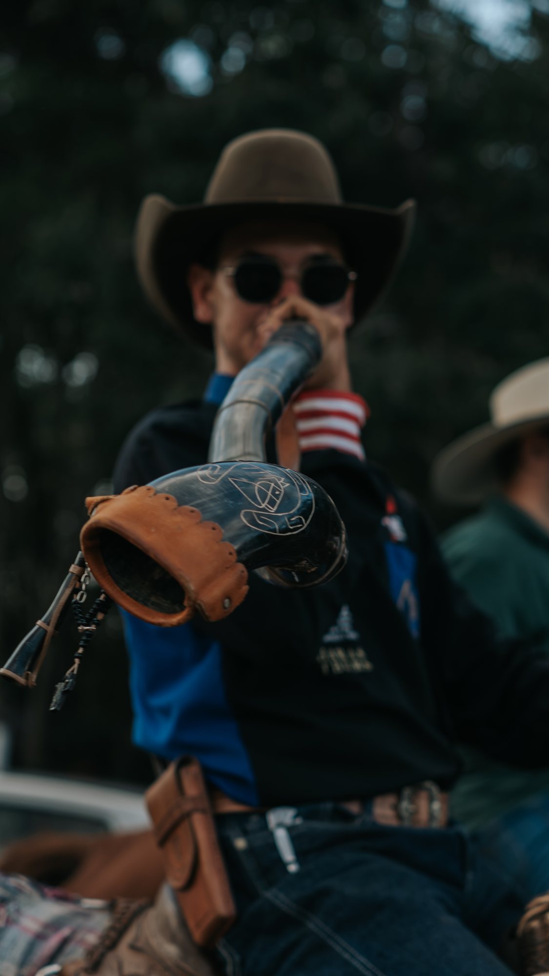 Foto cara tocando berrante